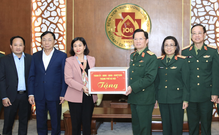 Phó Bí thư Thường trực Thành ủy Nguyễn Thị Tuyến thăm Bệnh viện Trung ương Quân đội 108-1