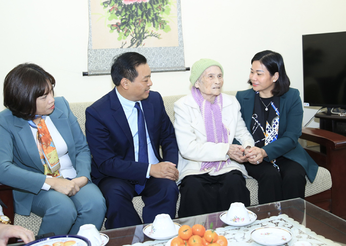 Phó Bí thư Thường trực Thành ủy Nguyễn Thị Tuyến tặng quà Tết gia đình chính sách quận Hai Bà Trưng-1