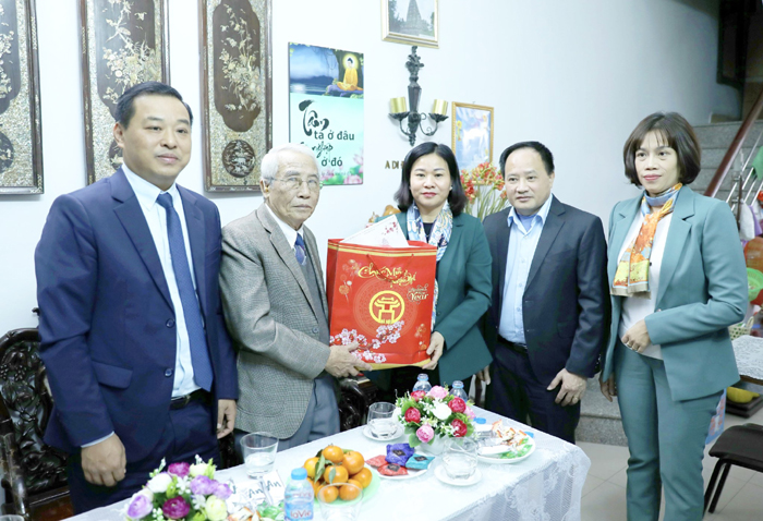 Phó Bí thư Thường trực Thành ủy Nguyễn Thị Tuyến tặng quà Tết gia đình chính sách quận Hai Bà Trưng-2