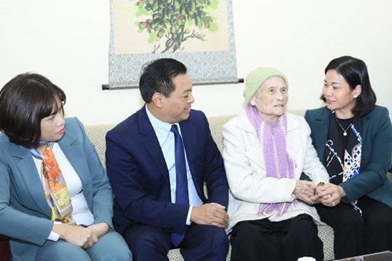 Phó Bí thư Thường trực Thành ủy Nguyễn Thị Tuyến tặng quà Tết gia đình chính sách quận Hai Bà Trưng