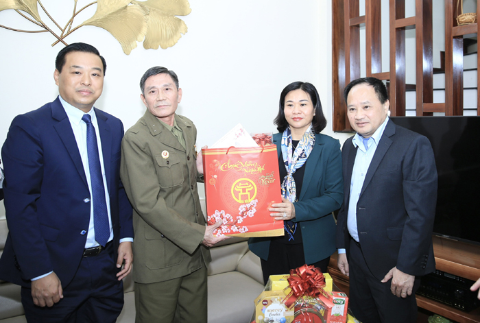 Phó Bí thư Thường trực Thành ủy Nguyễn Thị Tuyến tặng quà Tết gia đình chính sách quận Hai Bà Trưng-3