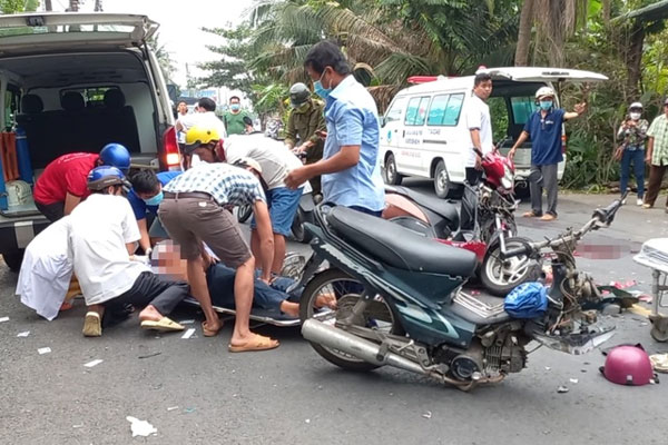 Xe máy văng bánh sau va chạm, người đàn ông thiệt mạng-1