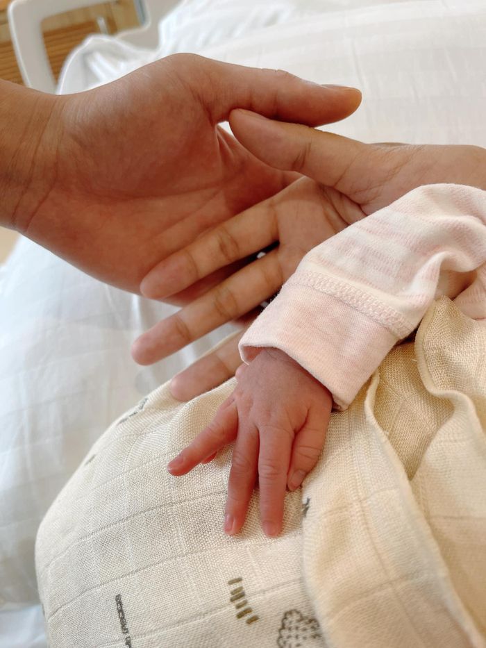 Vợ Phan Mạnh Quỳnh: Em bé ra đời khóc không to bằng ông bố-4