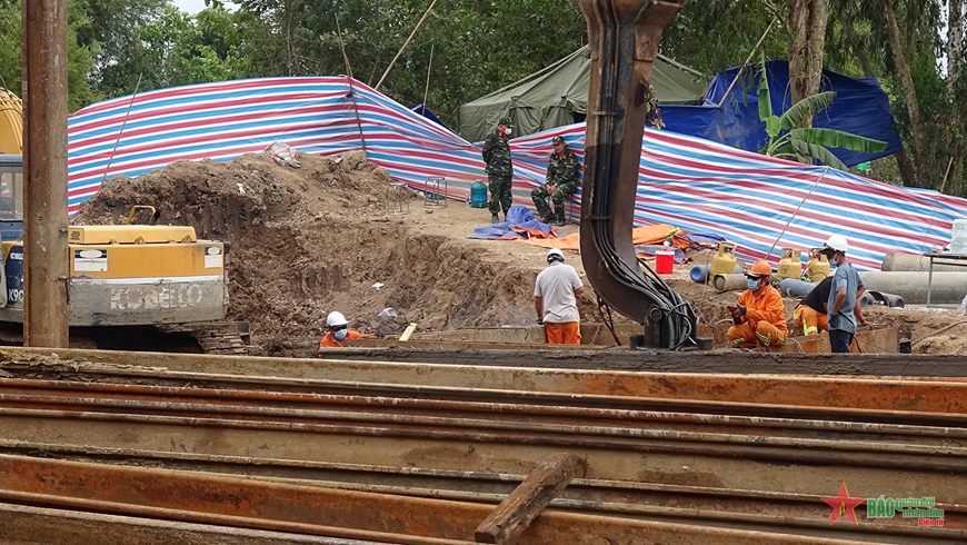 Đồng Tháp: Tăng cường phương tiện, nhân lực để nhổ cọc bê tông-2