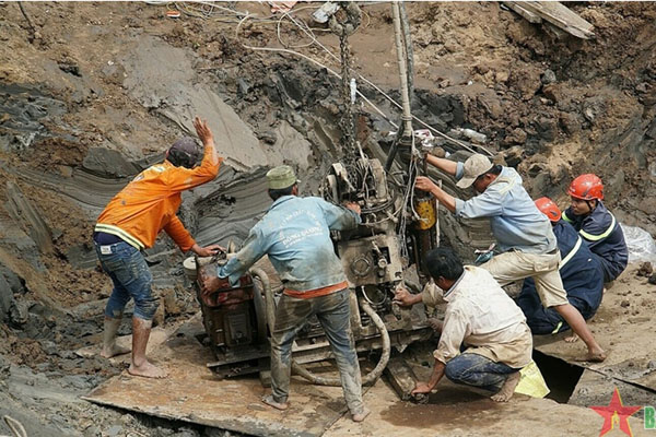 Bé trai lọt vào trụ bê-tông: 2 khó khăn trong ngày cứu hộ thứ 10-4