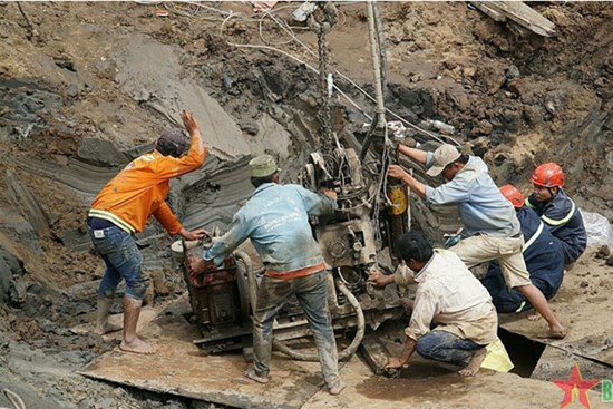 Đồng Tháp: Tăng cường phương tiện, nhân lực để nhổ cọc bê tông