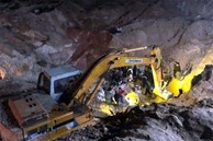 Sạt mỏ đất ở Phú Thọ, thợ lái máy xúc bị vùi chết thương tâm