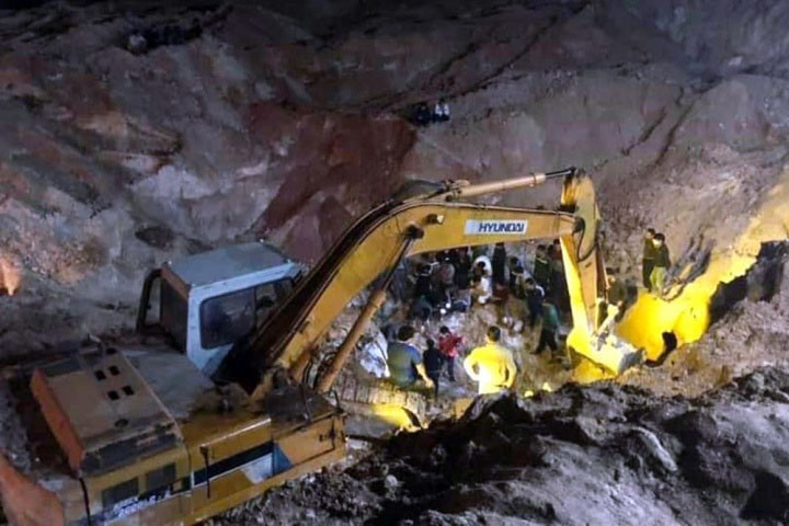 Sạt mỏ đất ở Phú Thọ, thợ lái máy xúc bị vùi chết thương tâm-1