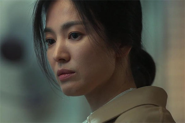 Nửa đêm khát đi uống nước, vô tình nghe thấy mẹ chồng nói chuyện với chồng, tôi sợ hãi ngã xuống đất-2