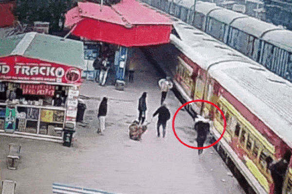 Cứu bé gái kẹt giữa khe tường rộng 25 cm-2