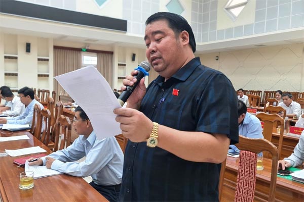 Gậy golf của ông Nguyễn Viết Dũng trượt qua vai caddie đập xuống mặt đất bị gãy-3