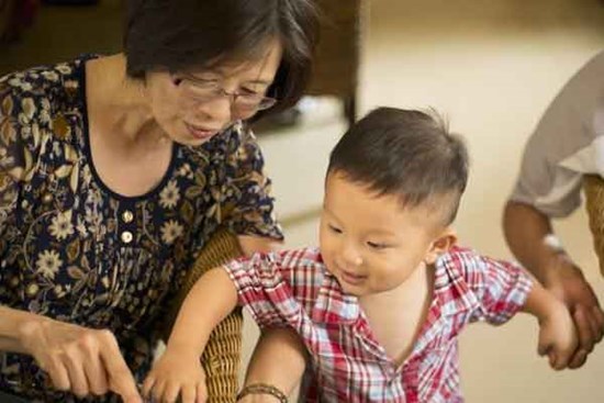 Mẹ chồng không chăm sóc cháu, vô tình nghe bà nói chuyện với chồng, tôi xấu hổ tột cùng