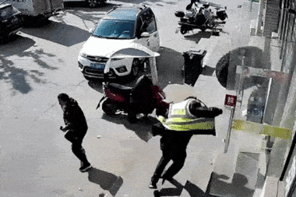 Lốp xe tải văng ra ngoài khiến nam cảnh sát Trung Quốc bị thương nặng