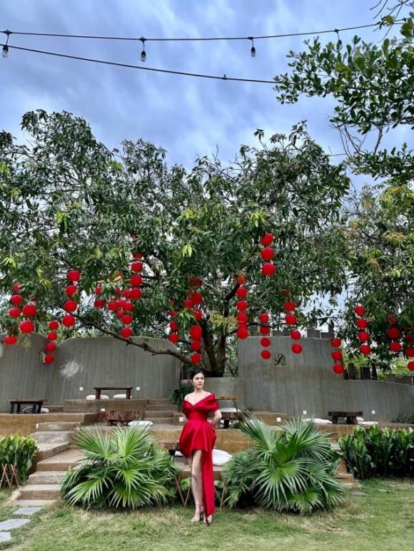 Vân Trang phủ sắc đỏ cho cơ ngơi 50.000m2, lại còn thả dáng như nàng thơ-1