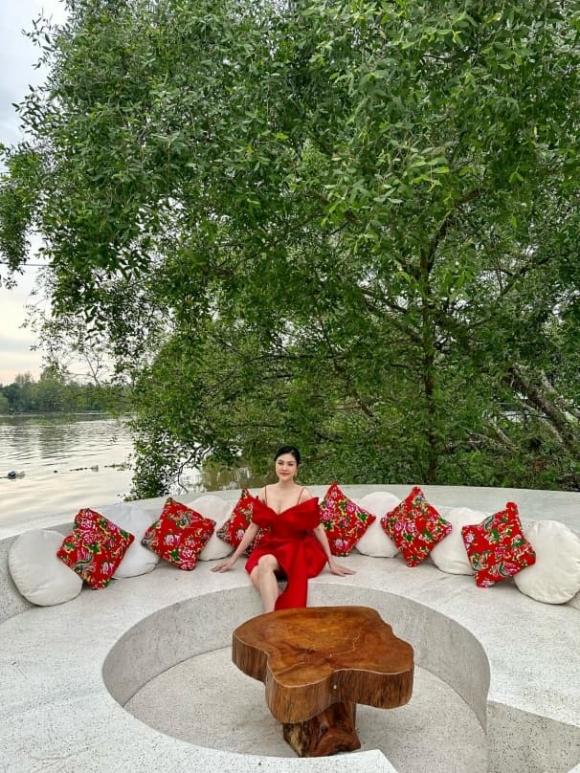 Vân Trang phủ sắc đỏ cho cơ ngơi 50.000m2, lại còn thả dáng như nàng thơ-2