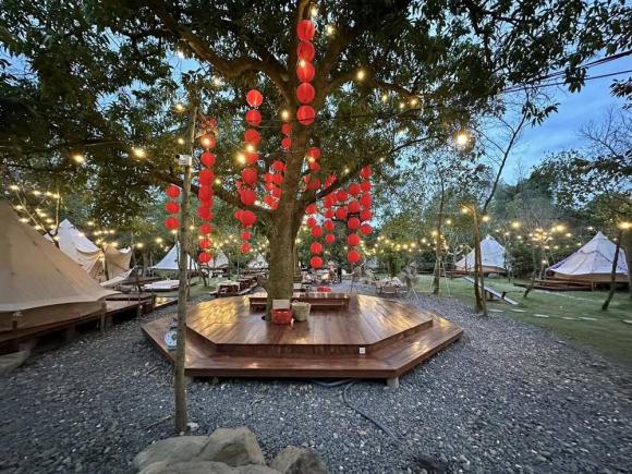 Vân Trang phủ sắc đỏ cho cơ ngơi 50.000m2, lại còn thả dáng như nàng thơ-5