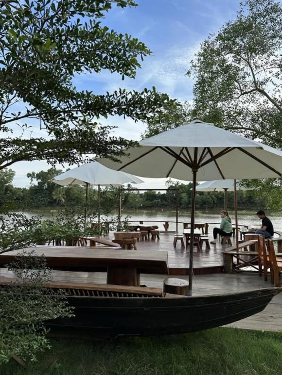 Vân Trang phủ sắc đỏ cho cơ ngơi 50.000m2, lại còn thả dáng như nàng thơ-7