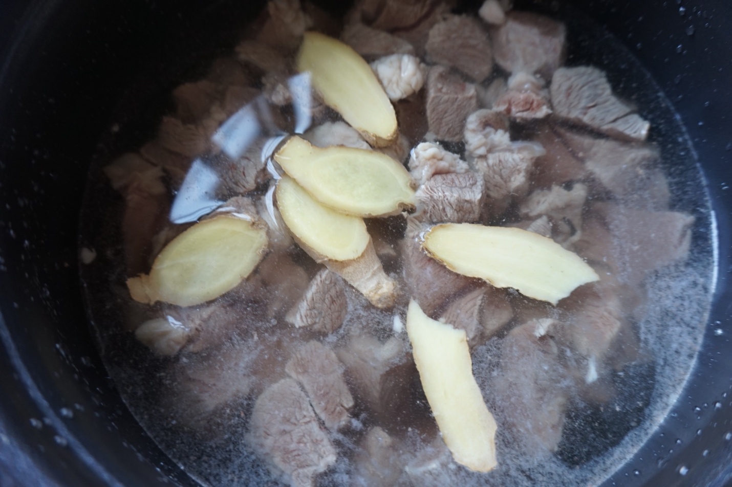 Thịt bò kho nóng hổi ngon miệng cho bữa tối-2