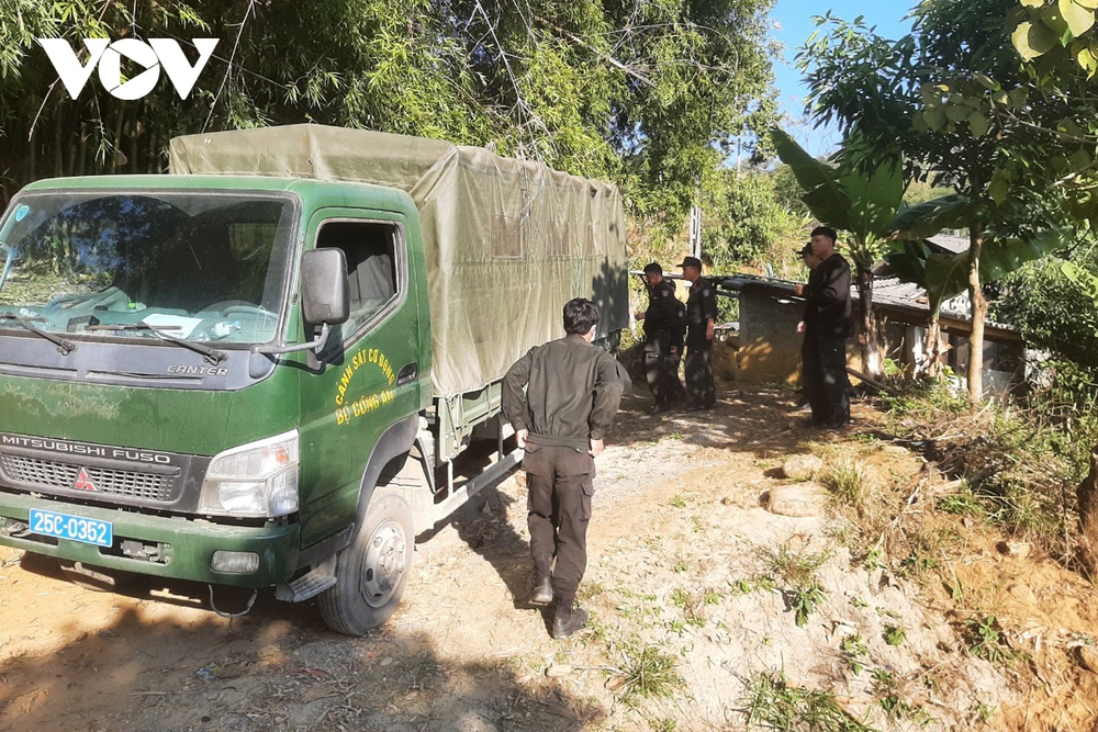 Hàng trăm người tham gia vây bắt đối tượng giết người trên đồi cao su tại Lai Châu-9