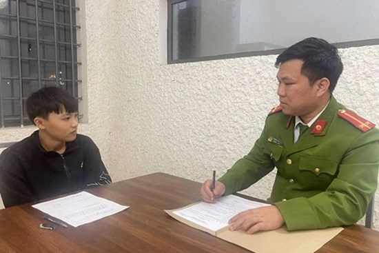 Quên khoá cửa xe, người phụ nữ bị kẻ gian lấy hết tài sản trong ô tô
