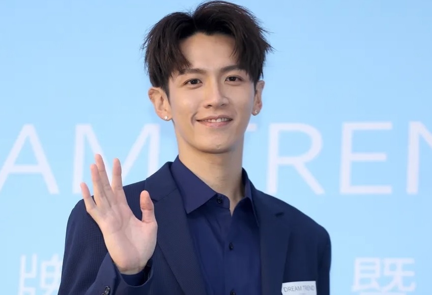 Kha Chấn Đông bị bỏng mặt vì tai nạn nổ máy bay ở phim trường, nguy cơ huỷ dung nghiêm trọng-1