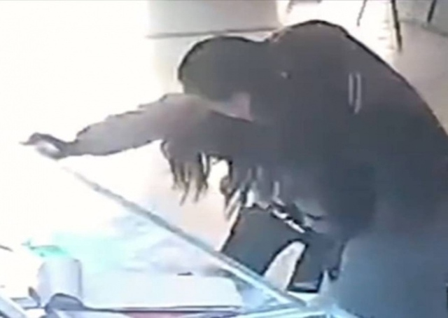 Chồng lộ bản tính ki bo, bạo lực khi cùng vợ đi mua điện thoại-1