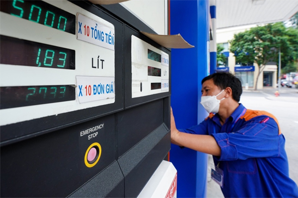 Giá xăng giữ nguyên, giá dầu giảm mạnh-2