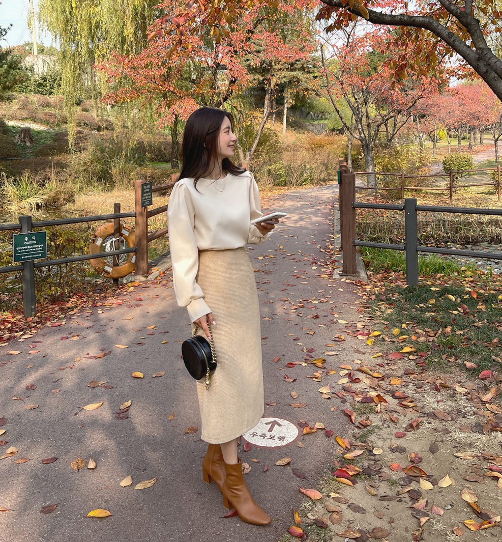 5 mẫu áo kết hợp ăn ý với chân váy-8