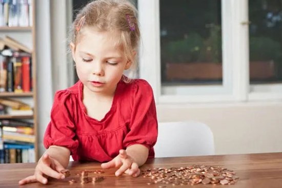 Cách dạy trẻ hiểu giá trị của đồng tiền