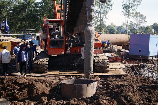 10 ngày chờ tin đưa bé trai rơi ống trụ bê tông về nhà