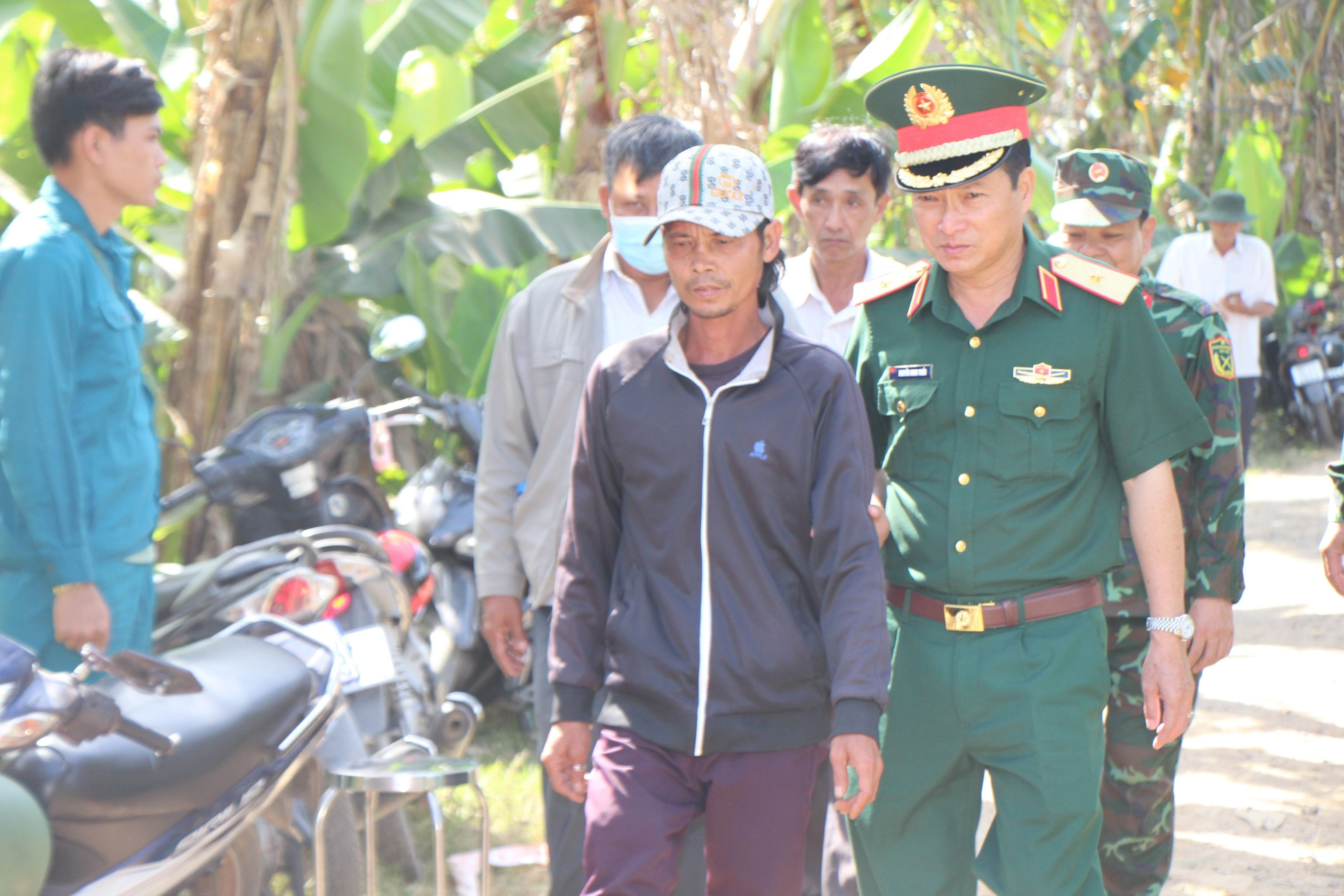 10 ngày chờ tin đưa bé trai rơi ống trụ bê tông về nhà-7