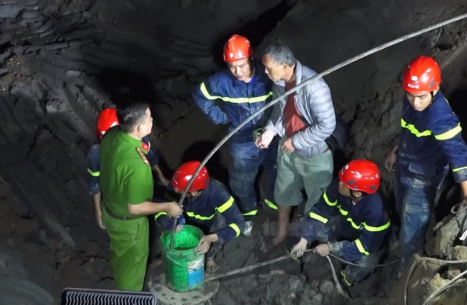 10 ngày chờ tin đưa bé trai rơi ống trụ bê tông về nhà-1