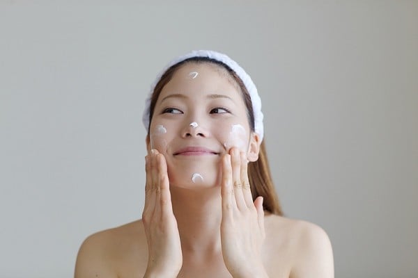 Thoa kem dưỡng ẩm đúng cách để năm mới tự tin với làn da ẩm mượt, tươi sáng-3