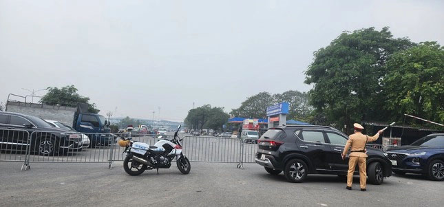 Cảnh sát phong toả, khám xét Trung tâm đăng kiểm ở Mỹ Đình-3