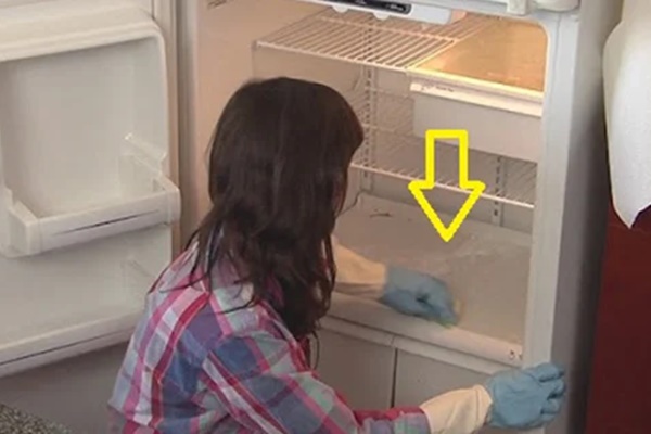 Lau tủ lạnh dùng nước lã là sai: Hòa thứ này vào tủ hết sạch mùi hôi, sạch tinh như mới-4