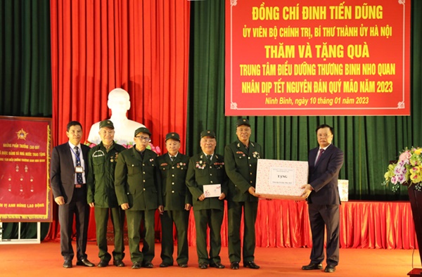 Bí thư Thành ủy Đinh Tiến Dũng chúc Tết Đảng bộ, chính quyền và nhân dân tỉnh Ninh Bình-5