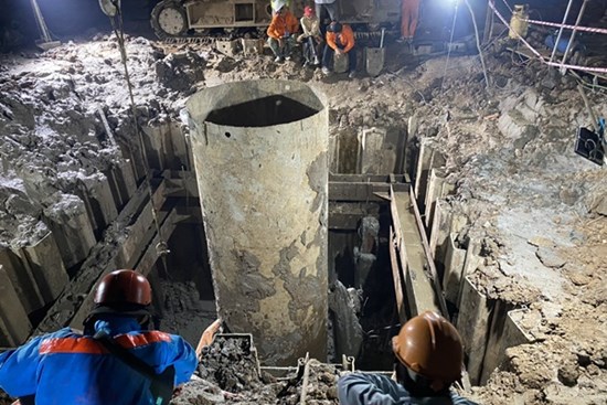 Cắt 3 đầu cọc trong hố móng nơi bé trai 10 tuổi rơi ống trụ bê tông