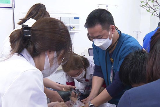 Sau 3 ngày sốt, bé 2 tháng tuổi rơi vào hôn mê sâu