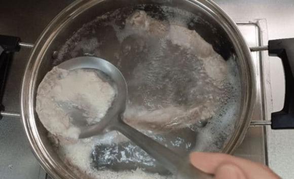 Dù hầm loại thịt gì thì nhớ cho thêm 2 nguyên liệu này, khi vớt ra khỏi nồi sẽ thơm bùi, không ngấy và rất ngon-3