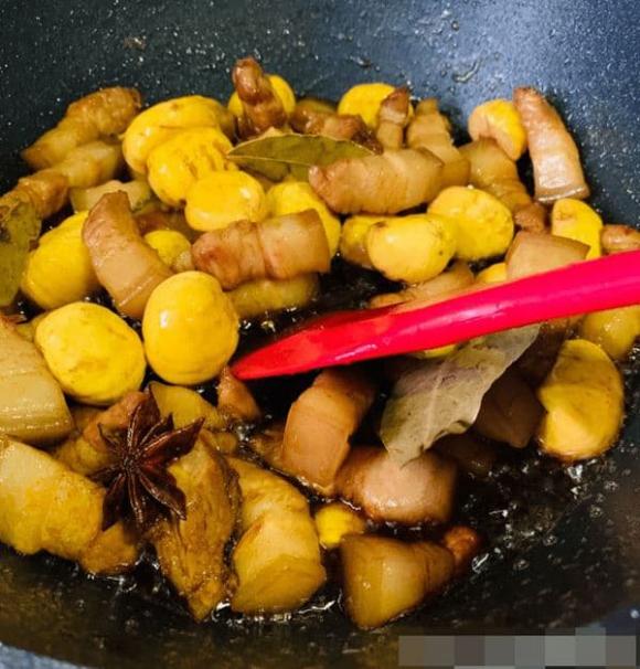 Dù hầm loại thịt gì thì nhớ cho thêm 2 nguyên liệu này, khi vớt ra khỏi nồi sẽ thơm bùi, không ngấy và rất ngon-7