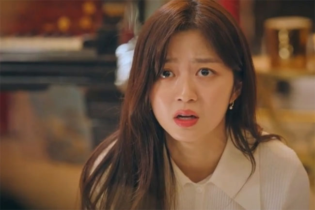 Nửa đêm khát đi uống nước, vô tình nghe thấy mẹ chồng nói chuyện với chồng, tôi sợ hãi ngã xuống đất-1