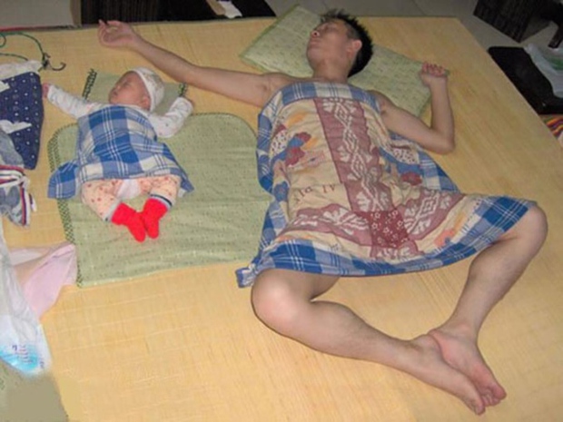 Khoảnh khắc đáng yêu khi con trẻ sao y bản chính từ bố không trượt phát nào-2