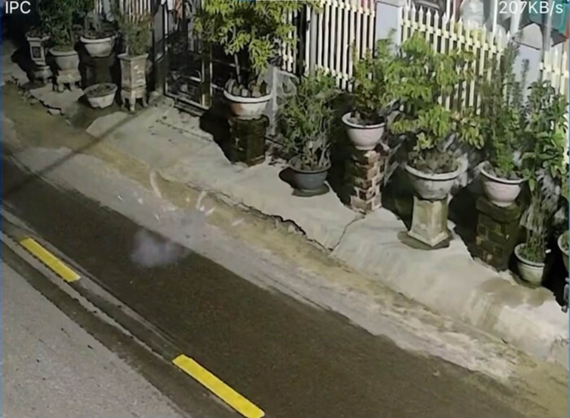 Nhà Lộc Fuho bị kẻ lạ ném pháo ném cả lên ô tô, dân mạng liền khuyên nhủ một điều-2