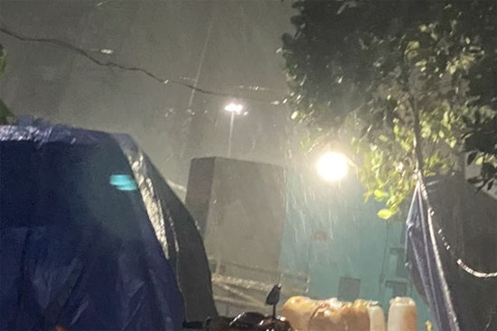 Mưa lớn gây khó cho việc đưa thi thể bé trai 10 tuổi lên mặt đất