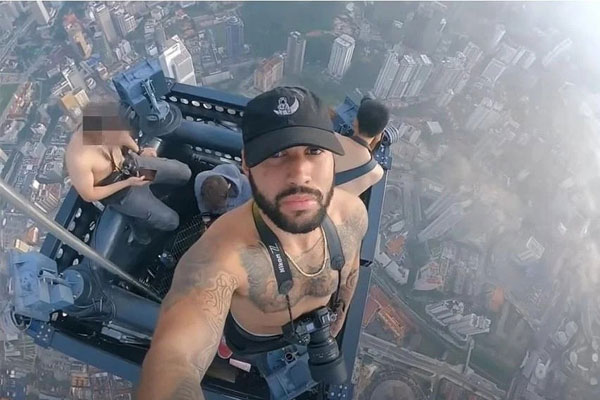 Nhóm YouTuber bị bắt vì leo lên tòa nhà 118 tầng ở Malaysia-1
