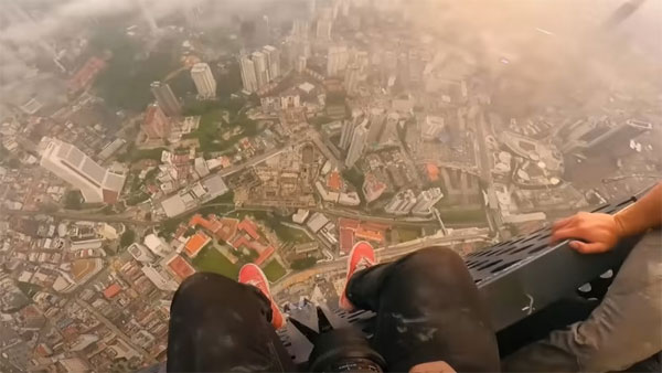 Nhóm YouTuber bị bắt vì leo lên tòa nhà 118 tầng ở Malaysia-2