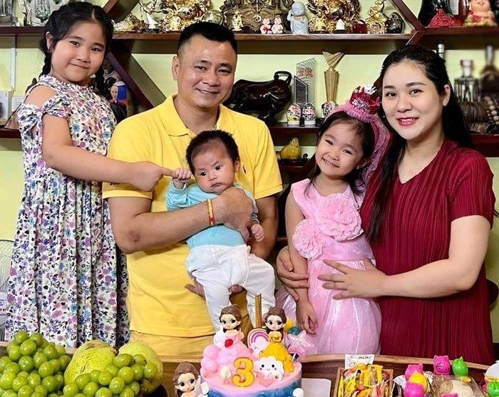 NSND Tự Long kể chuyện các con ăn cơm hộp, thức đêm chờ bố diễn Táo quân-4