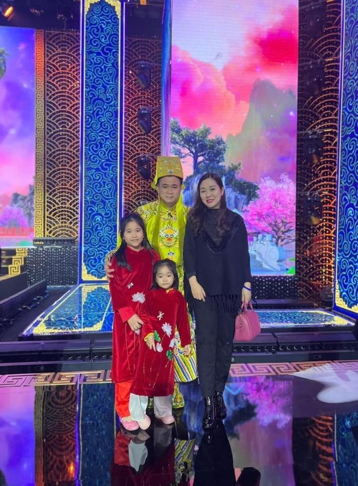 NSND Tự Long kể chuyện các con ăn cơm hộp, thức đêm chờ bố diễn Táo quân-1