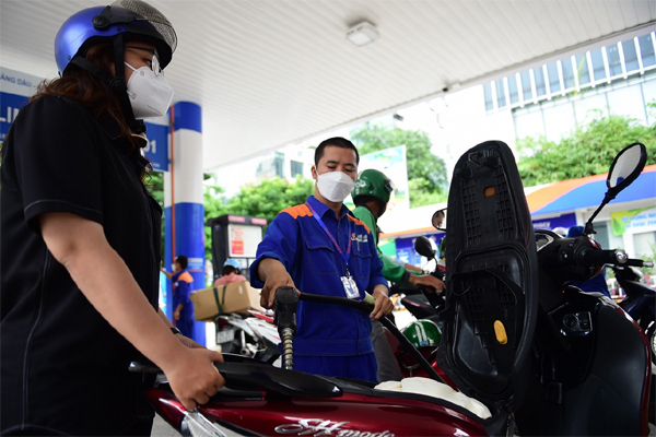 Giá xăng giữ nguyên, giá dầu giảm mạnh-1