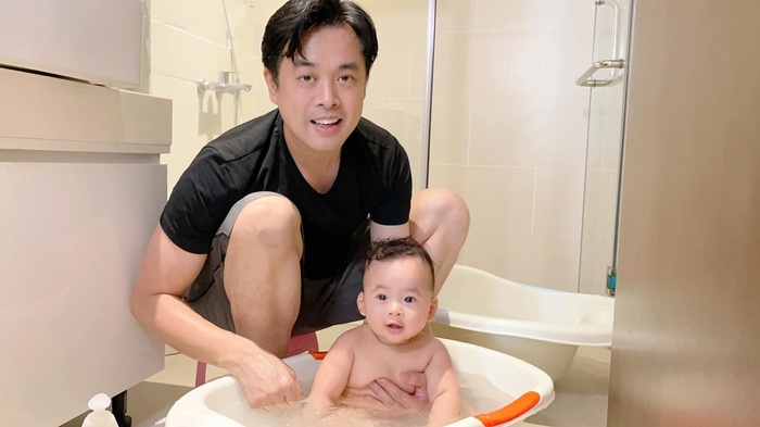 Ông bố U50 Dương Khắc Linh chăm con mọn, thay bỉm ‘rất cừ’-4